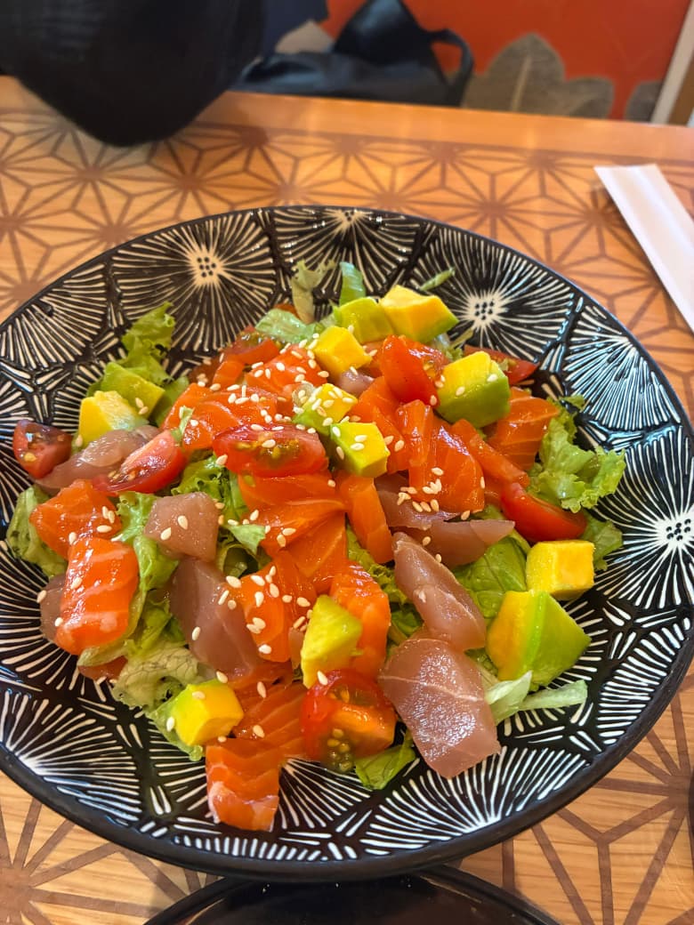 Menggugah Selera dengan Menu Baru Salad Tuna Salmon dari Hey Beach