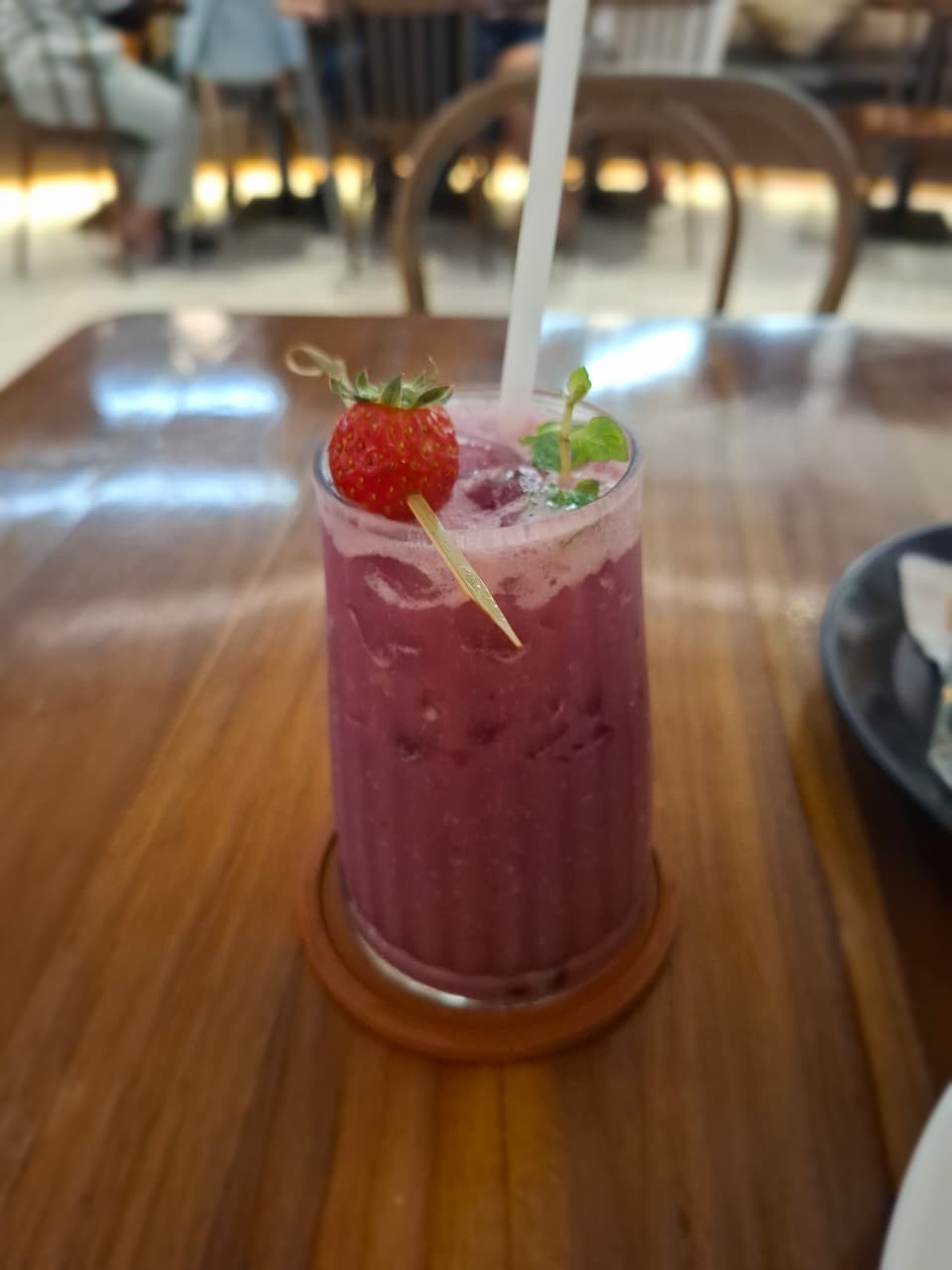 Nikmati Kesegaran Jus Strawberry dan Es Krim Strawberry di Hey Beach Cafe