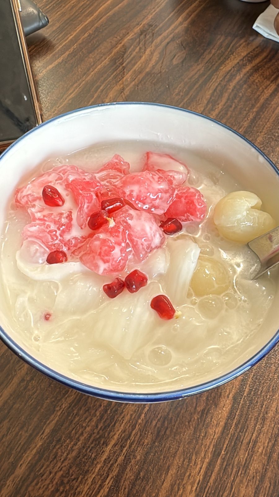 Kesegaran Sup Buah Longan dengan Serutan Kelapa, Cream Susu, dan Serutan Jelly